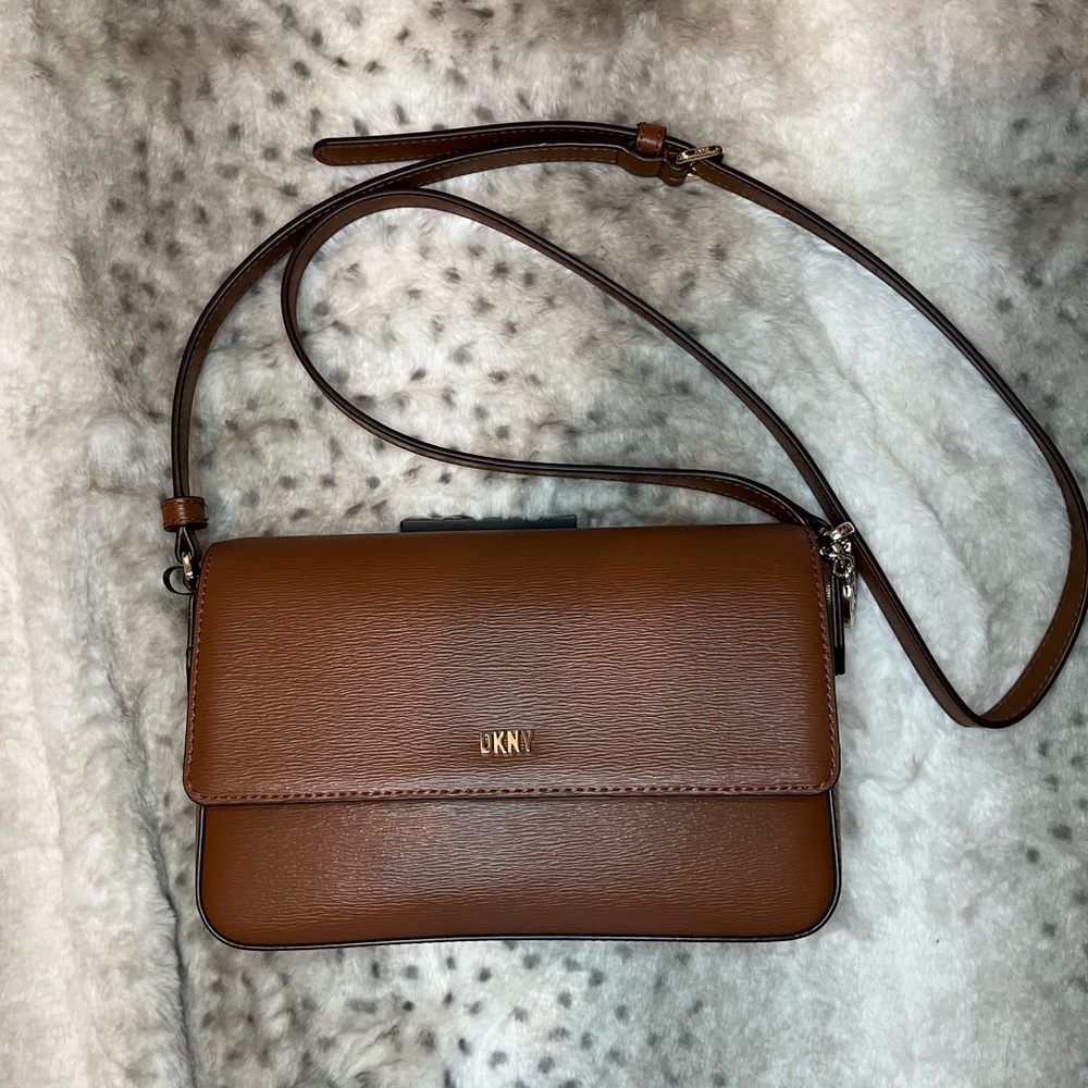 BRAND NEW with tad DKNY Bryant Medium Flap crossbody caramel bag
